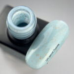 NAILSOFTHEDAY-Lets-special-Charlotte-mietowo-blekitny-ze-zlotymi-platkami-lakier-hybrydowy-10-ml_[3503]_1200