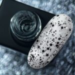 NAILSOFTHENIGHT-Jon-snow-top-no-wipe-z-nieregularnymi-czarnymi-czasteczkami-10-ml_[2498]_1200