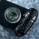 NAILSOFTHENIGHT-Silver-snow-top-no-wipe-z-nieregularnymi-srebrnymi-czasteczkami-10-ml_[2607]_1200