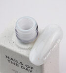 NAILSOFTHEDAY-Gel-polish-Coconut-mleczny-lakier-hybrydowy-ze-zlota-drobinka-10-ml_[4493]_1200