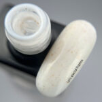NAILSOFTHEDAY-Lets-special-Daphne-mleczny-ze-zlotymi-platkami-lakier-hybrydowy-10-ml_[3453]_1200