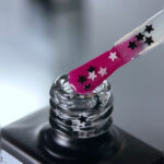 NAILSOFTHEDAY-Party-top-05-przezroczysty-top-z-bialymi-i-czarnymi-gwiazdkami-bez-lepkiej-warstwy-10-ml_[4005]_1200