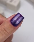 NAILSOFTHEDAY-Cat-Eye-Gel-Polish-04-intensywnie-purpurowy-lakier-hybrydowy-z-efektem-kocie-oko-6-ml_[6431]_1200
